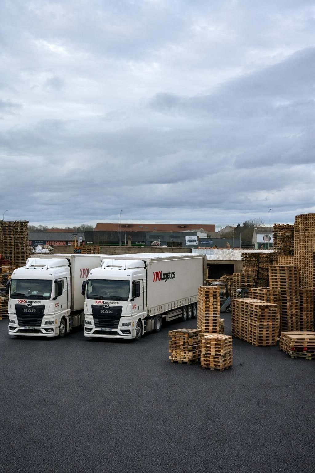 Laden van een volle vrachtwagen met pallets op het DirectPAL-depot