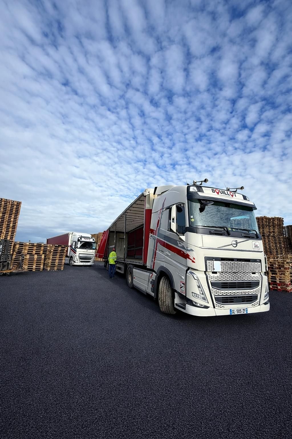 Volle vrachtwagen tijdens het laden op het DirectPAL-depot