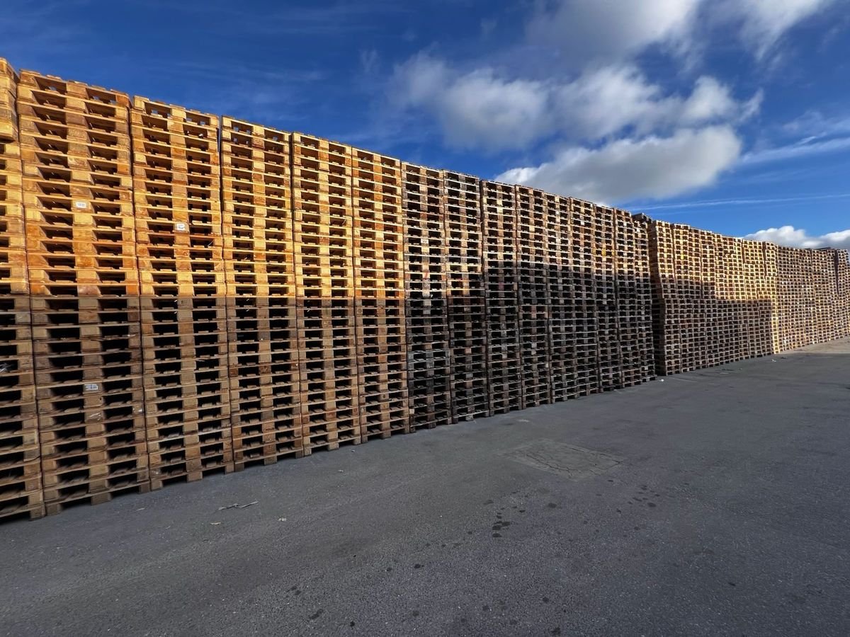 Voorraad gestapelde houten pallets op het DirectPAL-depot in Île-de-France