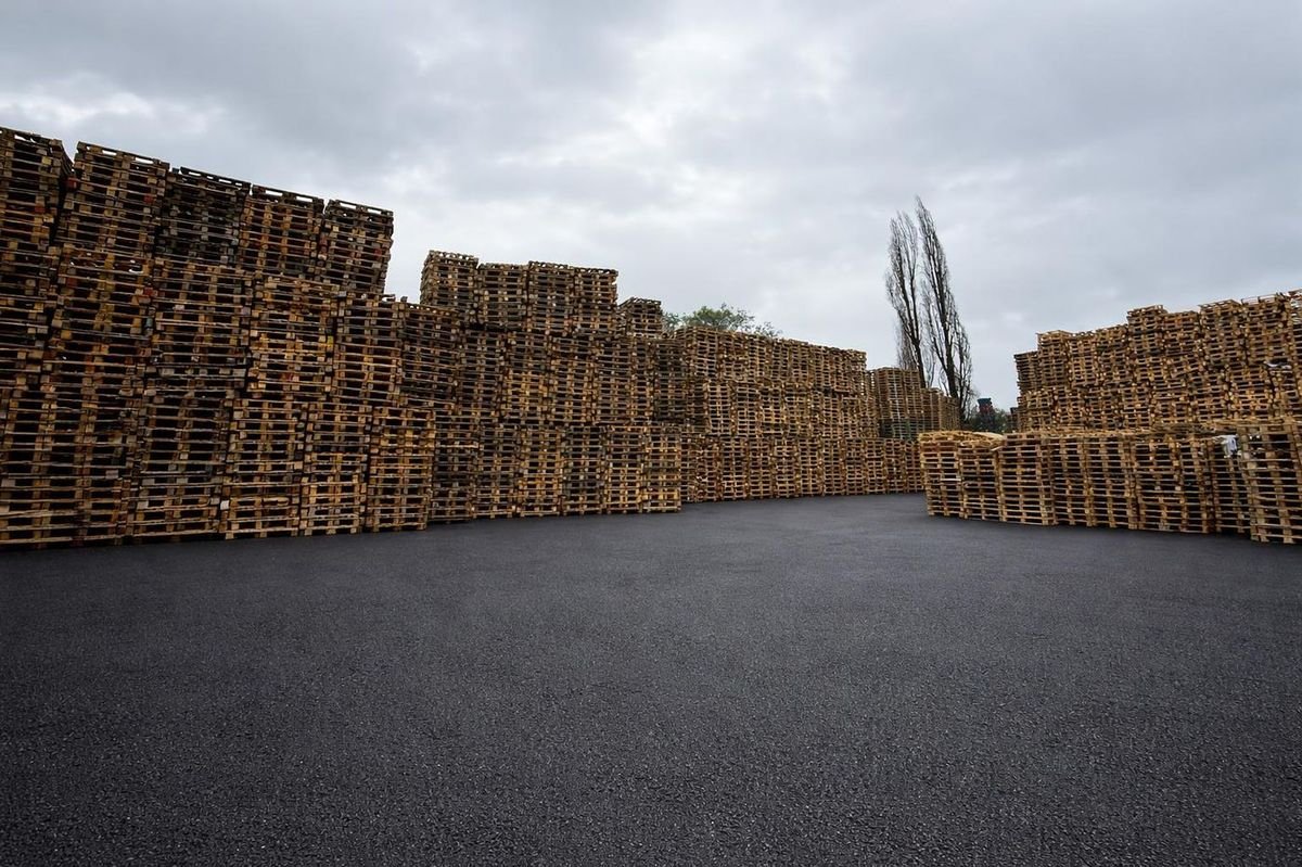Grootschalige opslag van houten pallets bij DirectPAL