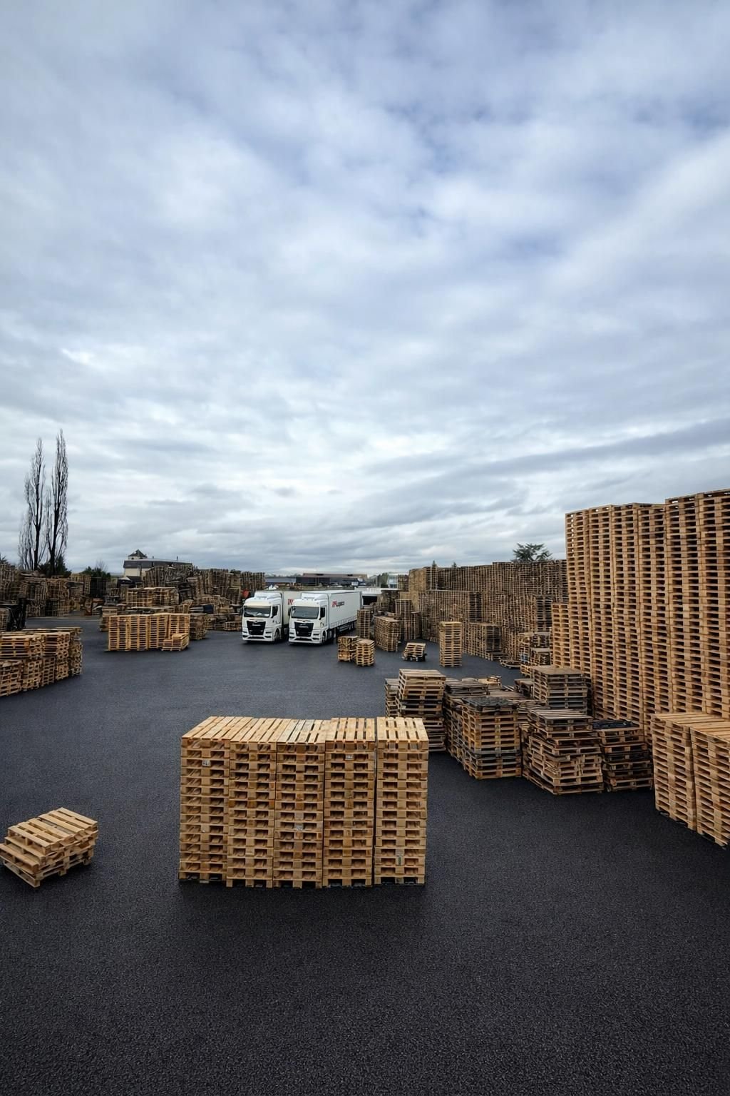 Luchtfoto van het DirectPAL-terrein met voorraad en vrachtwagens